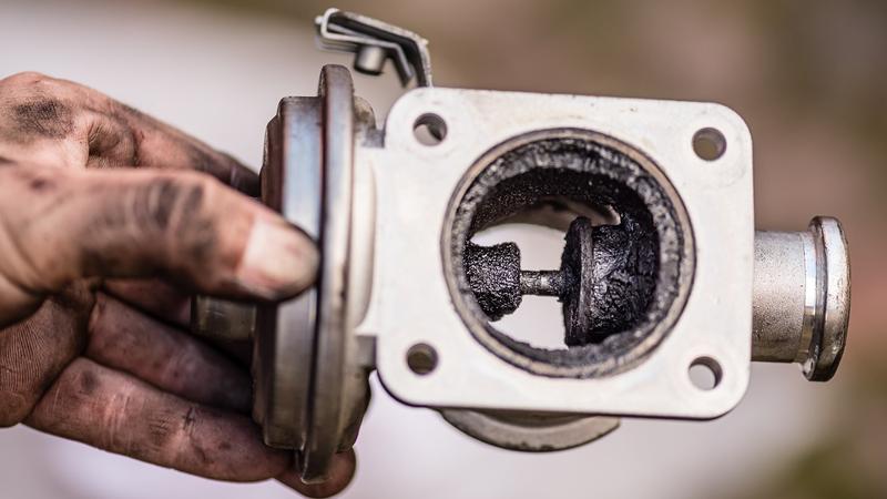 Jak rozpoznać objawy uszkodzenia zaworu EGR w silniku diesla?