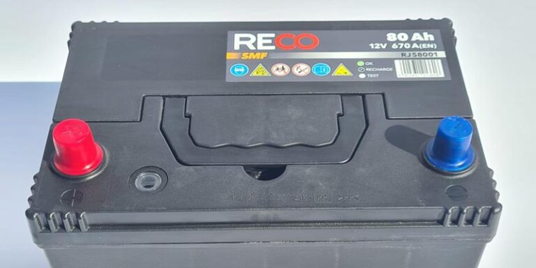 Praktyczne wskazówki, jak naładować akumulator bezobsługowy w kilku prostych krokach