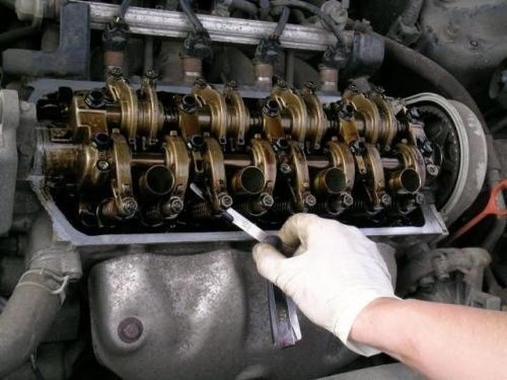 Regulacja zaworów w silniku