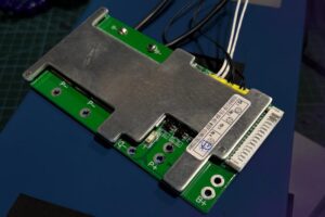 Czy odłączenie akumulatora przy pracującym silniku jest bezpieczne?