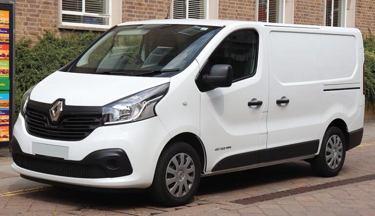 Gdzie znajdziesz akumulator w Renault Trafic? Praktyczny przewodnik dla kierowców