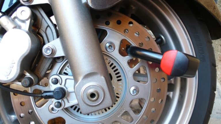 Skuteczne metody, jak zabezpieczyć motocykl przed upadkiem podczas parkowania