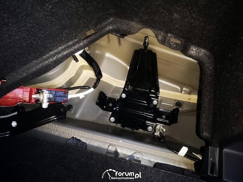 Montaż akumulatora w bagażniku