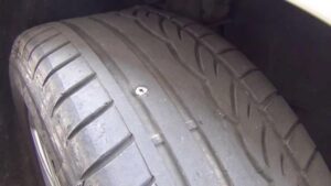 Czy jazda z śrubą w oponie to ryzykowna decyzja? Sprawdź, co warto wiedzieć!