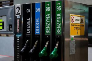 Dlaczego niebezpiecznie jest gasić benzynę wodą?