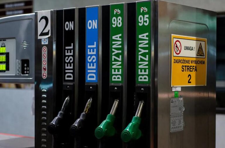 Dlaczego niebezpiecznie jest gasić benzynę wodą?