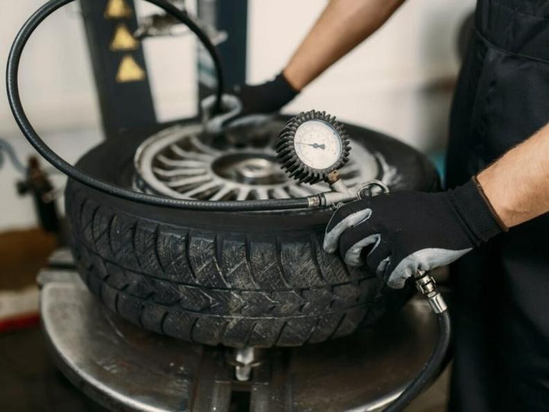 Pompowanie opon w rowerze