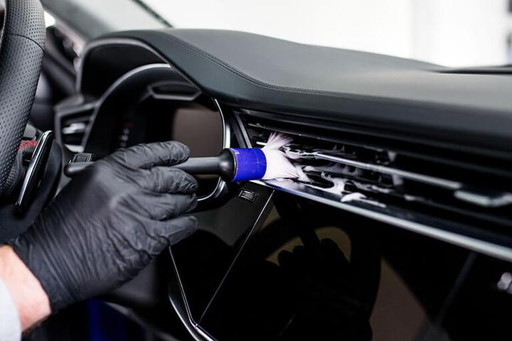 Tapicerka materiałowa w samochodzie